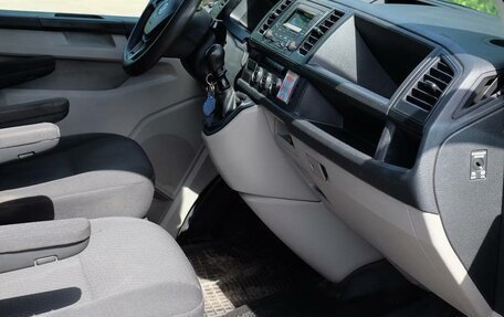 Volkswagen Caravelle T6 рестайлинг, 2016 год, 2 700 000 рублей, 12 фотография