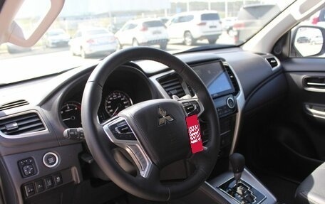 Mitsubishi L200 IV рестайлинг, 2023 год, 4 800 000 рублей, 10 фотография