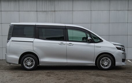 Toyota Voxy III, 2017 год, 2 460 000 рублей, 5 фотография