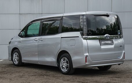 Toyota Voxy III, 2017 год, 2 460 000 рублей, 2 фотография