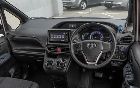Toyota Voxy III, 2017 год, 2 460 000 рублей, 6 фотография