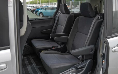 Toyota Voxy III, 2017 год, 2 460 000 рублей, 7 фотография