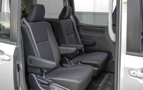 Toyota Voxy III, 2017 год, 2 460 000 рублей, 10 фотография