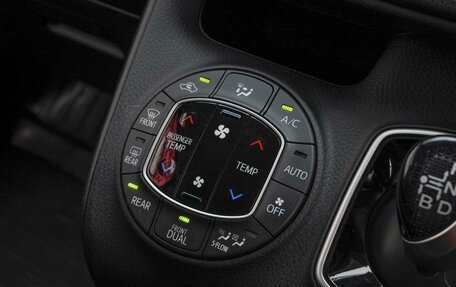 Toyota Voxy III, 2017 год, 2 460 000 рублей, 18 фотография