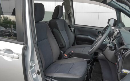 Toyota Voxy III, 2017 год, 2 460 000 рублей, 11 фотография