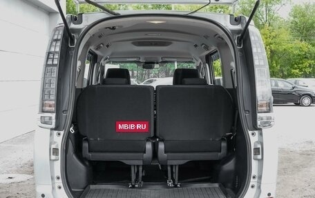 Toyota Voxy III, 2017 год, 2 460 000 рублей, 21 фотография