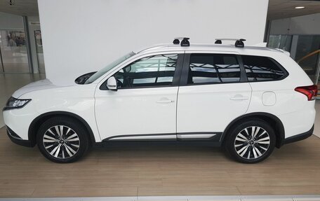 Mitsubishi Outlander III рестайлинг 3, 2020 год, 1 550 000 рублей, 5 фотография