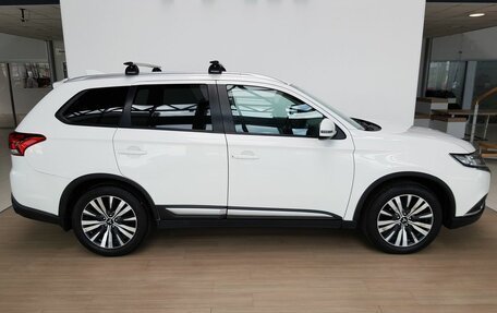 Mitsubishi Outlander III рестайлинг 3, 2020 год, 1 550 000 рублей, 3 фотография