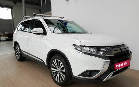 Mitsubishi Outlander III рестайлинг 3, 2020 год, 1 550 000 рублей, 2 фотография