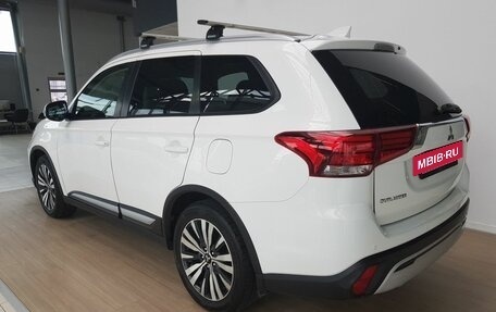 Mitsubishi Outlander III рестайлинг 3, 2020 год, 1 550 000 рублей, 6 фотография