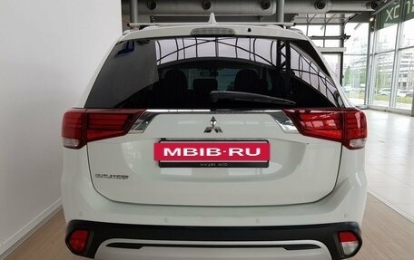 Mitsubishi Outlander III рестайлинг 3, 2020 год, 1 550 000 рублей, 7 фотография