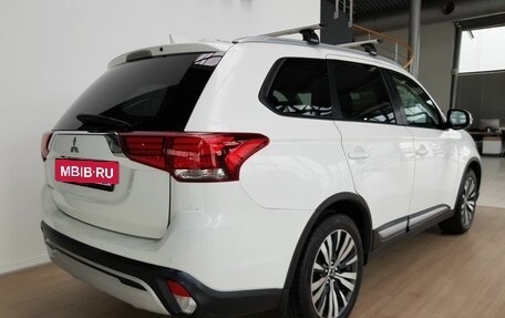 Mitsubishi Outlander III рестайлинг 3, 2020 год, 1 550 000 рублей, 8 фотография