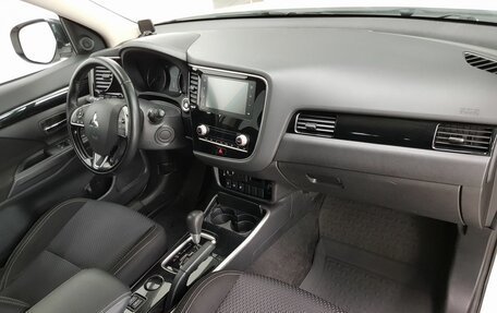 Mitsubishi Outlander III рестайлинг 3, 2020 год, 1 550 000 рублей, 21 фотография