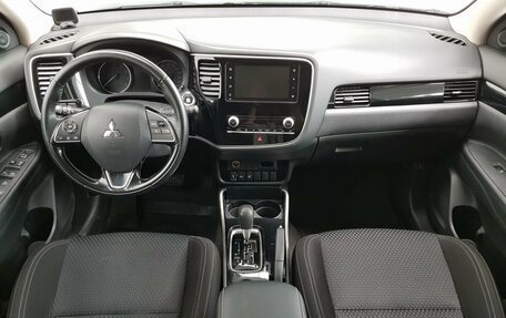 Mitsubishi Outlander III рестайлинг 3, 2020 год, 1 550 000 рублей, 24 фотография