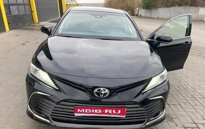Toyota Camry, 2021 год, 3 990 000 рублей, 1 фотография