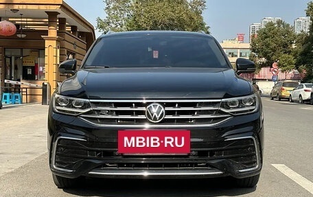 Volkswagen Tiguan II, 2022 год, 1 850 000 рублей, 2 фотография