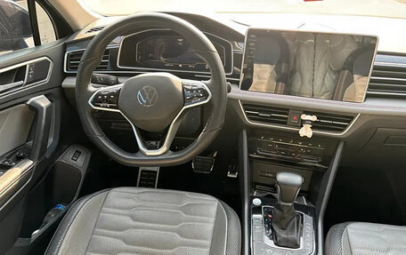 Volkswagen Tiguan II, 2022 год, 1 850 000 рублей, 9 фотография