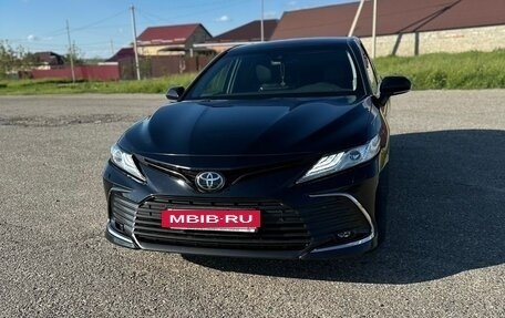 Toyota Camry, 2021 год, 3 300 000 рублей, 2 фотография