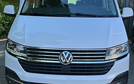 Volkswagen Multivan T6 рестайлинг, 2021 год, 4 750 000 рублей, 2 фотография