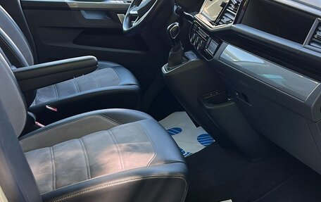 Volkswagen Multivan T6 рестайлинг, 2021 год, 4 750 000 рублей, 4 фотография