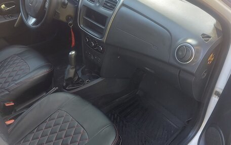 Renault Logan II, 2015 год, 385 000 рублей, 4 фотография