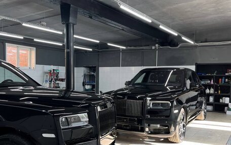 Rolls-Royce Cullinan, 2023 год, 75 000 000 рублей, 19 фотография