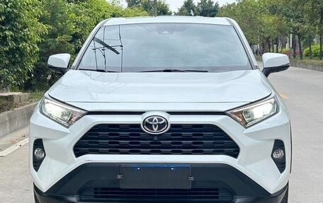Toyota RAV4, 2022 год, 2 395 000 рублей, 2 фотография