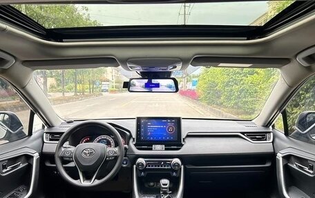Toyota RAV4, 2022 год, 2 395 000 рублей, 5 фотография
