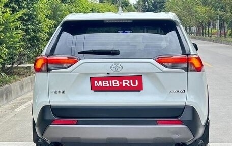 Toyota RAV4, 2022 год, 2 395 000 рублей, 3 фотография