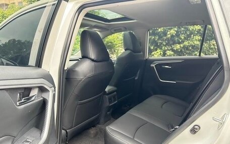 Toyota RAV4, 2022 год, 2 395 000 рублей, 8 фотография