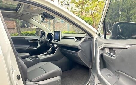 Toyota RAV4, 2022 год, 2 395 000 рублей, 7 фотография