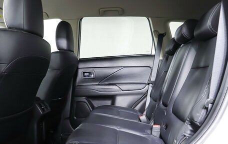 Mitsubishi Outlander III рестайлинг 3, 2019 год, 2 432 000 рублей, 12 фотография