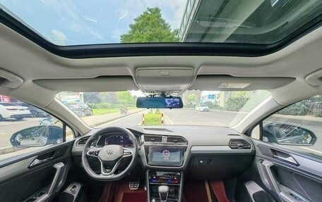 Volkswagen Tiguan II, 2021 год, 2 395 000 рублей, 9 фотография