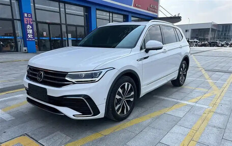 Volkswagen Tiguan II, 2022 год, 2 490 000 рублей, 1 фотография