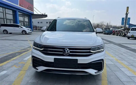 Volkswagen Tiguan II, 2022 год, 2 490 000 рублей, 2 фотография