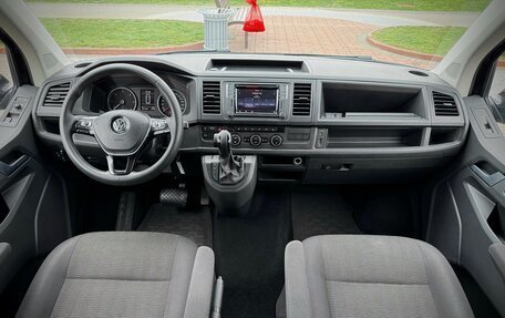 Volkswagen Caravelle T6 рестайлинг, 2017 год, 2 390 000 рублей, 9 фотография