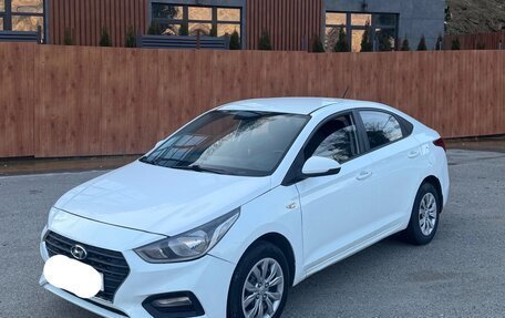 Hyundai Solaris II рестайлинг, 2018 год, 750 000 рублей, 1 фотография