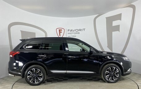 Mitsubishi Outlander III рестайлинг 3, 2021 год, 2 785 000 рублей, 4 фотография