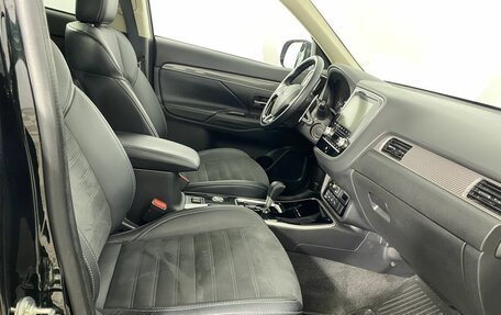 Mitsubishi Outlander III рестайлинг 3, 2021 год, 2 785 000 рублей, 14 фотография