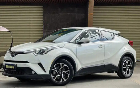 Toyota C-HR I рестайлинг, 2022 год, 2 200 000 рублей, 2 фотография