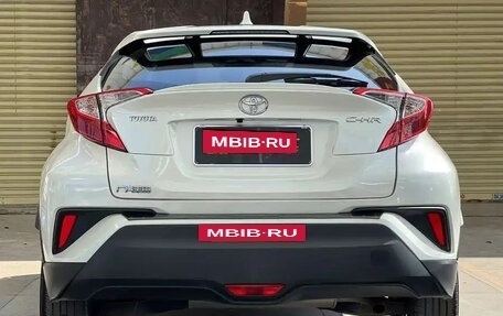 Toyota C-HR I рестайлинг, 2022 год, 2 200 000 рублей, 3 фотография