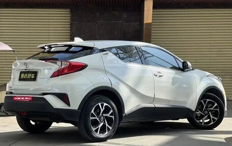 Toyota C-HR I рестайлинг, 2022 год, 2 200 000 рублей, 4 фотография