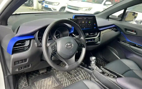 Toyota C-HR I рестайлинг, 2022 год, 2 200 000 рублей, 9 фотография