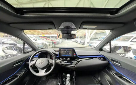 Toyota C-HR I рестайлинг, 2022 год, 2 200 000 рублей, 6 фотография