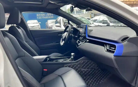 Toyota C-HR I рестайлинг, 2022 год, 2 200 000 рублей, 7 фотография