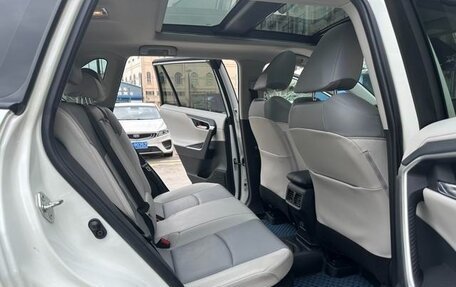 Toyota RAV4, 2022 год, 2 360 000 рублей, 8 фотография
