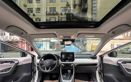 Toyota RAV4, 2022 год, 2 360 000 рублей, 14 фотография