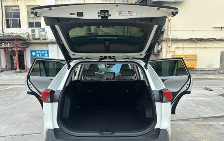 Toyota RAV4, 2022 год, 2 360 000 рублей, 9 фотография