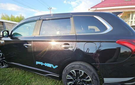Mitsubishi Outlander III рестайлинг 3, 2016 год, 2 200 000 рублей, 10 фотография
