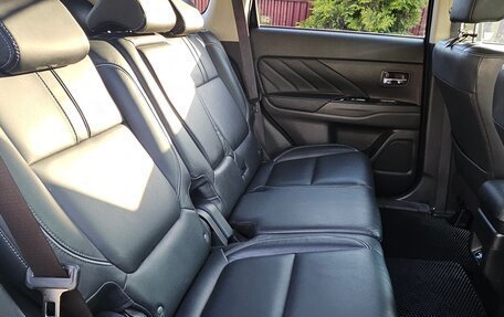 Mitsubishi Outlander III рестайлинг 3, 2016 год, 2 200 000 рублей, 8 фотография
